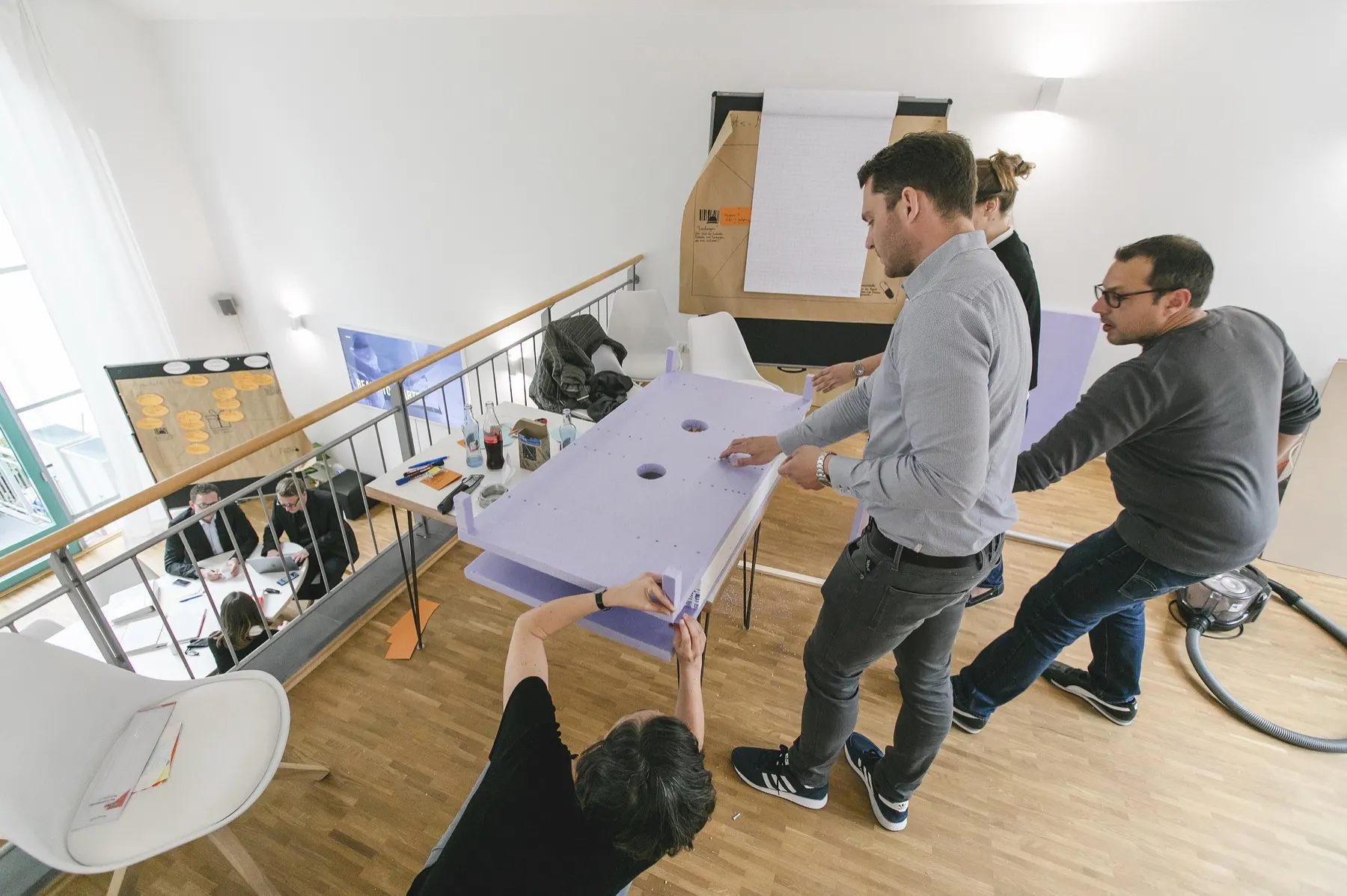 Handschlag zwischen Teilnehmern nach einem Workshop