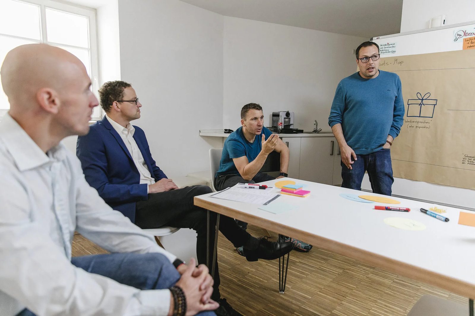 Workshop-Runde am Tisch