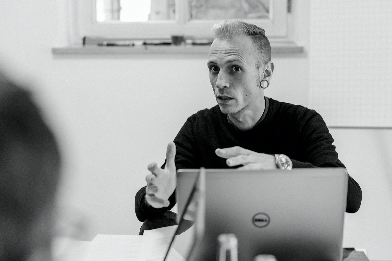Mentor erklärt am Laptop in einer Live-Session