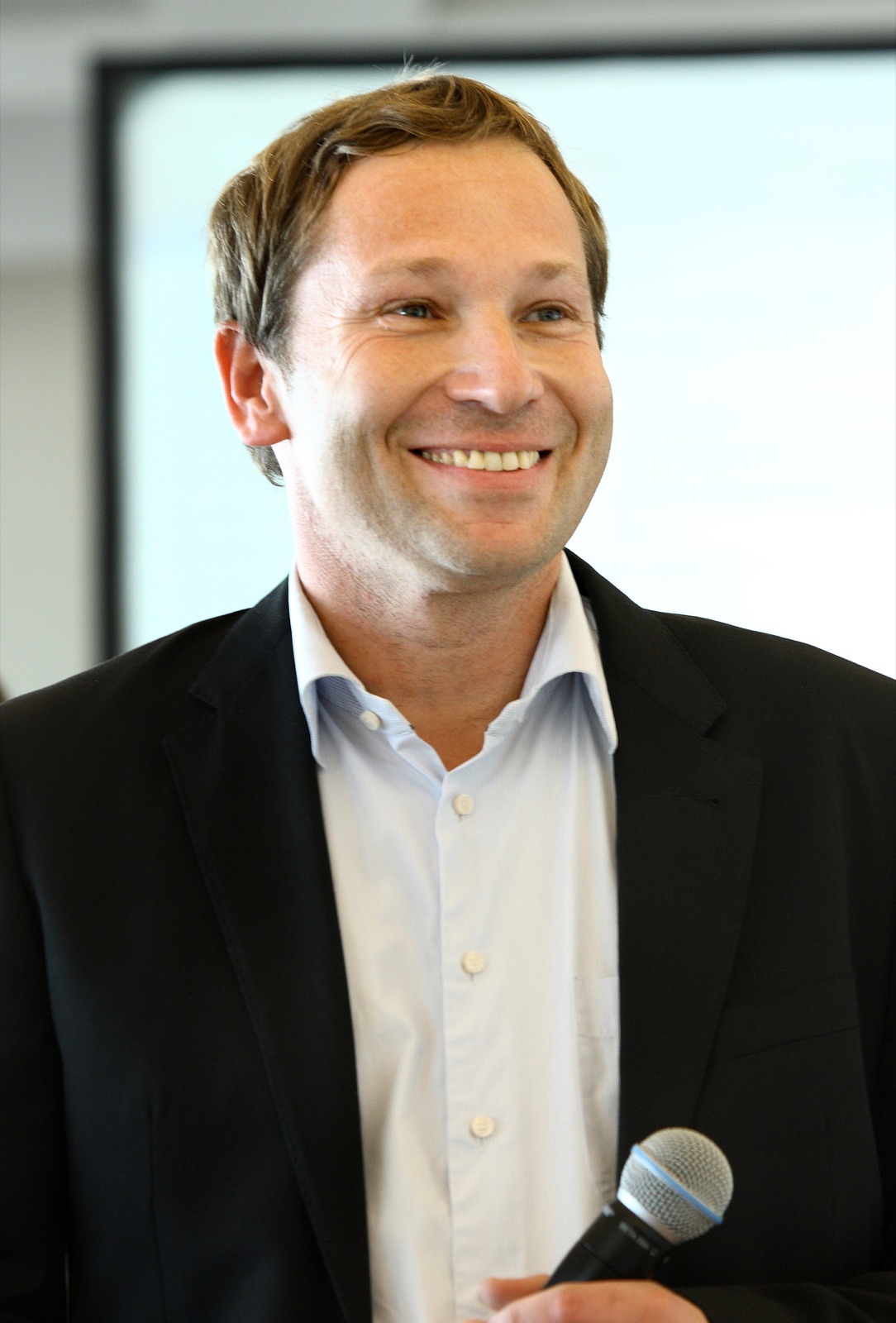 Top-Manager spricht mit Mikrofon vor der Gruppe